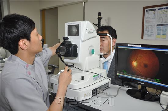 3대 실명 질환인 녹내장ㆍ당뇨망막병증ㆍ황반변성을 조기에 발견, 치료하기 위해서는 40세부터 정기적으로 안저 검사를 받아야 한다고 전문의들은 입을 모은다. [헤럴드경제DB]
