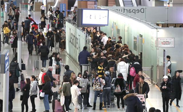 공항 출국하는 여행객들. [연합뉴스]