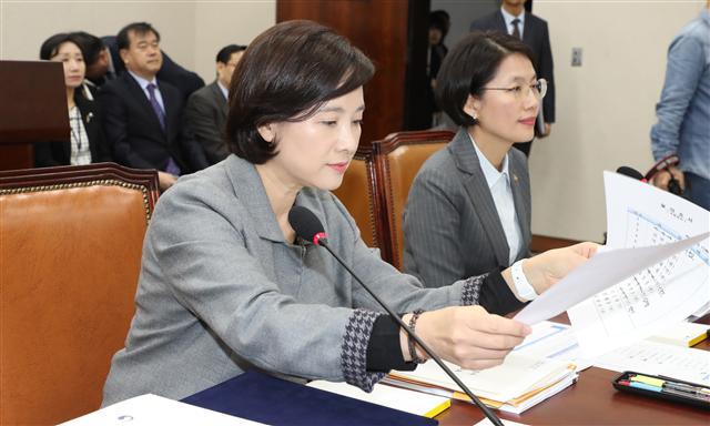 유은혜 부총리 겸 교육부 장관이 11일 국회에서 열린 국회 교육위원회 교육부, 국사편찬위원회 등 7개 기관 국정감사에 참석해 자료를 살펴보고 있다.  [연합뉴스]