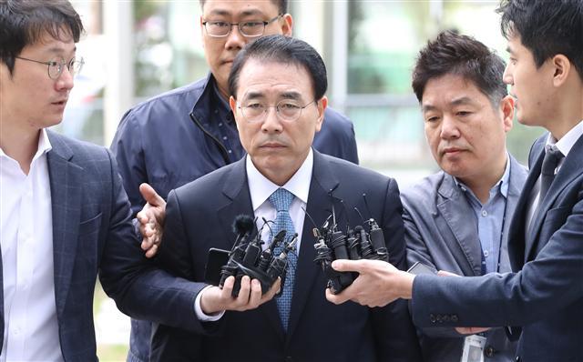 신한은행 부정채용 혐의로 검찰 수사를 받고 있는 조용병 신한금융지주 회장이 지난 10일 영장실질심사를 받기 위해 서울동부지법에 출석하고 있다.  [연합뉴스]