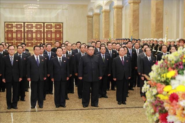 김정은 북한 국무위원장이 노동당 창건 기념일(10월 10일)을 맞아 당 조직지도부·선전선동부 간부들과 함께 김일성·김정일 시신이 안치된 금수산태양궁전을 참배했다고 노동당 기관지 노동신문이 11일 보도했다. 노동신문 1면에 게재된 사진에서 맨 앞줄 왼쪽부터 조용원 조직지도부 부부장, 리만건, 최룡해 조직지도부장, 김정은 위원장, 박광호 선전선동부장, 리재일, 김여정 선전선동부 제1부부장이 참배에 참가하는 모습.  [연합뉴스]