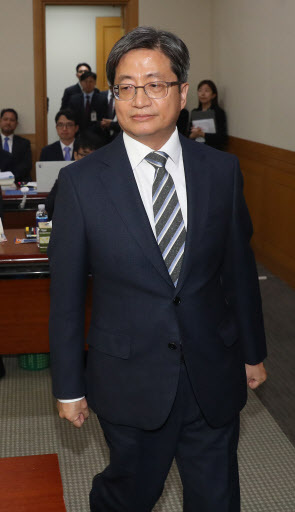 김명수 대법원장이 10일 서울 서초구 대법원에서 열린 국회 법제사법위원회 국정감사에서 인사말을 하기 위해 단상으로 나가고 있다. [사진제공=연합뉴스]