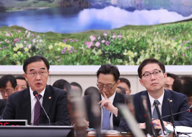 Unification Minister Cho Myoung-gyon (L) speaks at a parliamentary audit of his ministry on Thursday. (Yonhap)