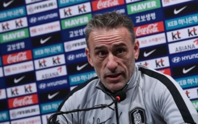 South Korea national football team head coach Paulo Bento speaks at a press conference at the National Football Center in Paju, north of Seoul, on Oct. 11, one day ahead of their friendly match against Uruguay at Seoul World Cup Stadium in Seoul. (Yonhap)