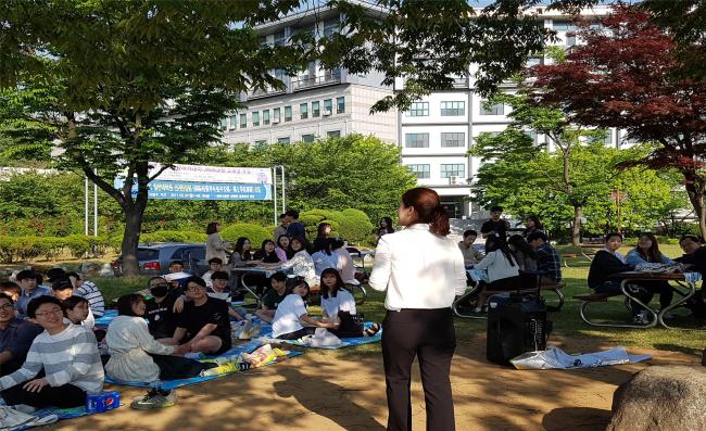 가천대 힐링 멘토, 멘티들이 지난해 5월 열린 ‘매력을 인정받는 1%의 소통법’ 특강을 듣고 있다.[사진제공=가천대]
가천대 힐링 멘토, 멘티들이 지난해 5월 열린 ‘매력을 인정받는 1%의 소통법’ 특강을 듣고 있다.[사진제공=가천대]