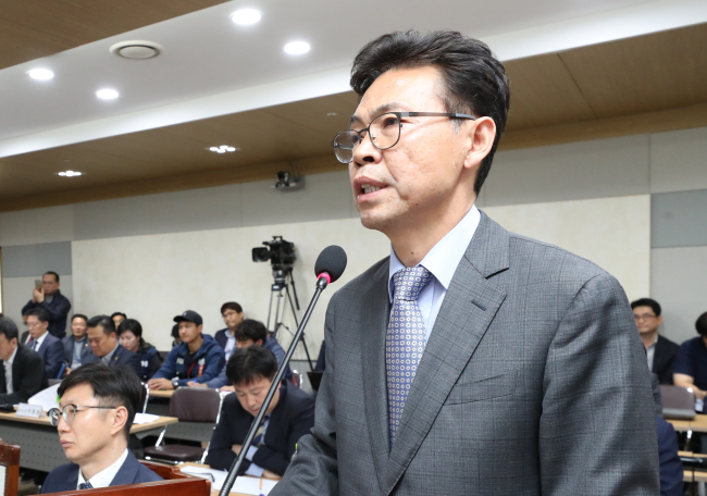 11일 정부세종청사에서 열린 환경노동위 국정감사에서 홍장표 전 경제수석이 참고인으로 참석, 자유한국당 강효상 의원 질의에 답변하고 있다.[사진=연합뉴스]
11일 정부세종청사에서 열린 환경노동위 국정감사에서 홍장표 전 경제수석이 참고인으로 참석, 자유한국당 강효상 의원 질의에 답변하고 있다.[사진=연합뉴스]