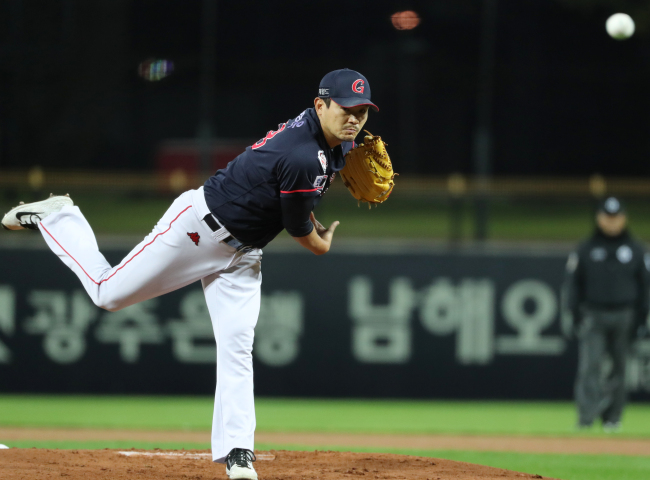 11일 오후 광주-KIA 챔피언스필드에서 열린 롯데 자이언츠와 KIA 타이거즈의 경기에서 롯데 선발 노경은이 역투하고 있다.[사진=연합뉴스]
11일 오후 광주-KIA 챔피언스필드에서 열린 롯데 자이언츠와 KIA 타이거즈의 경기에서 롯데 선발 노경은이 역투하고 있다.[사진=연합뉴스]