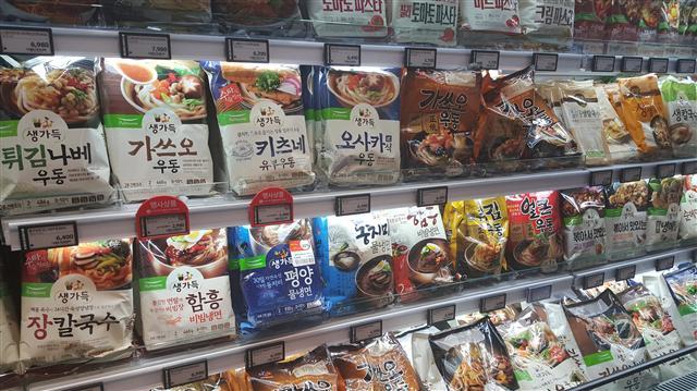 찬바람이 불면서 우동과 만두, 어묵 등 겨울 먹거리를 준비하는 식품업계 움직임이 바쁘다. 사진은 서울시내 한 마트의 냉장면 진열대 모습.