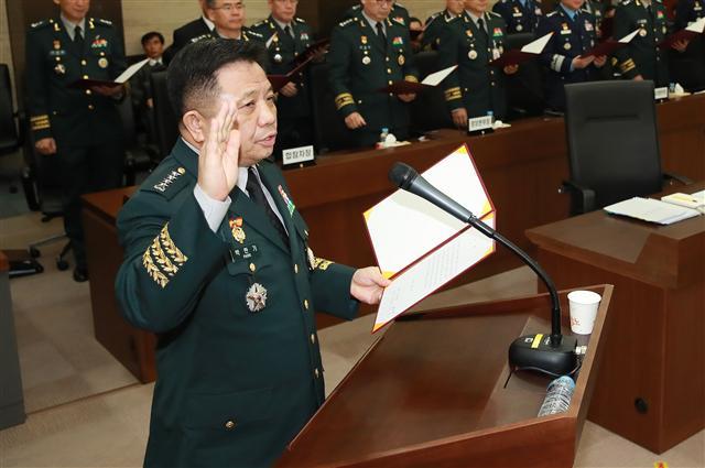 박한기 합참의장이 12일 오전 서울 용산구 합동참모본부에서 열린 국회 국방위원회 국정감사에서 선서를 하고 있다. 합참은 이날 업무보고 자료를 통해 북한의 비핵화가 진전될 경우 미국 전략무기 한반도 전개를 요청하지 않을 수 있고, 3축체계 구축 계획도 수정할 수 있음을 시사했다.  [연합뉴스]