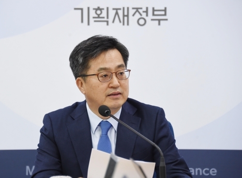 Finance Minister Kim Dong-yeon speaks during a press conference at the finance ministry in Sejong, South Korea, on May 2, 2018. (Yonhap)