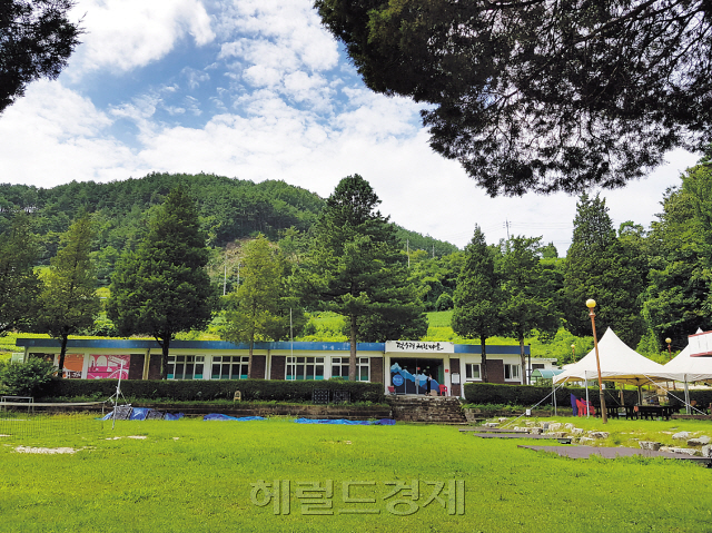 농업회사법인 덕우리체험마을의 김광진 사무장은 다양한 체험 프로그램 못지 않게 수려한 자연경관을 즐기며 자신만의 시간을 갖는 트레킹과 사색 체험이야말로 이 마을의 강점이라고 자랑한다.  [사진=헤럴드경제]