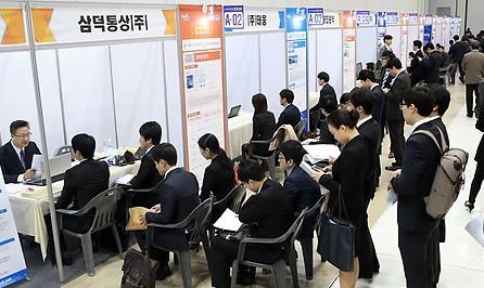 People waiting for interviews at job expo (Yonhap)