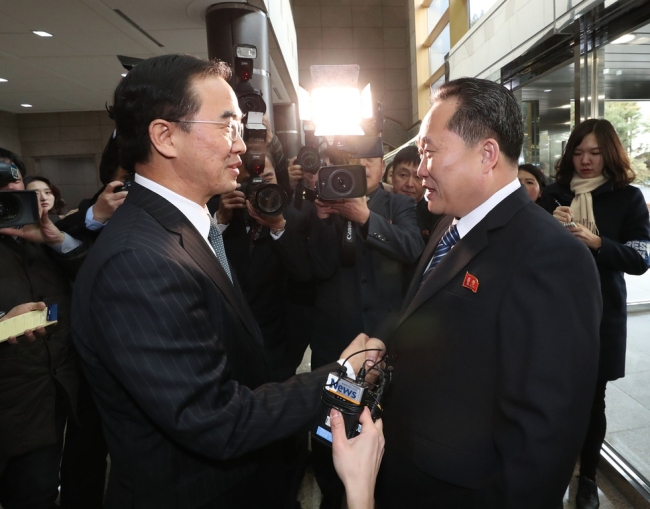 South Korea's Unification Minister Cho Myoung-gyon shakes hands with Ri Son-gwon, chairman of North Korea's Committee for Peaceful Reunification of the Country at a high-level meeting in January. (Yonhap)