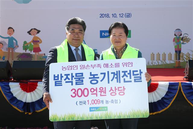농협, 수확철 일손돕기…6만명 참여·300억 농기계 지원