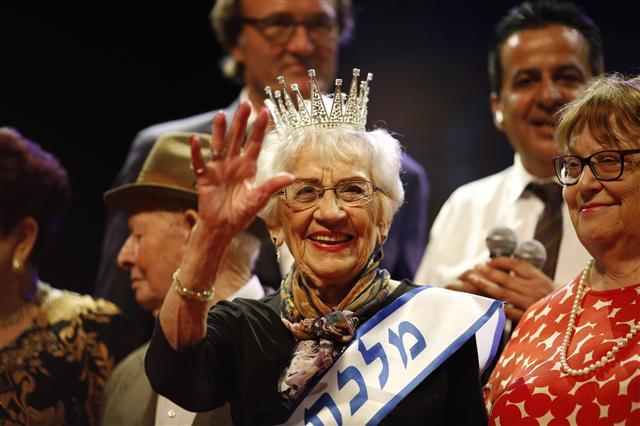 <YONHAP PHOTO-0923> epa07093544 93-year-old holocaust survivor Tova Ringer (C) reacts after winning the 2018 beauty queen contest during the Holocaust Survivor beauty pageant in Haifa, Israel, 14 October 2018. Some 12 candidates took part in the third annual beauty contest. EPA/ABIR SULTAN/2018-10-15 04:53:10/ <저작권자 ⓒ 1980-2018 ㈜연합뉴스. 무단 전재 재배포 금지.>
