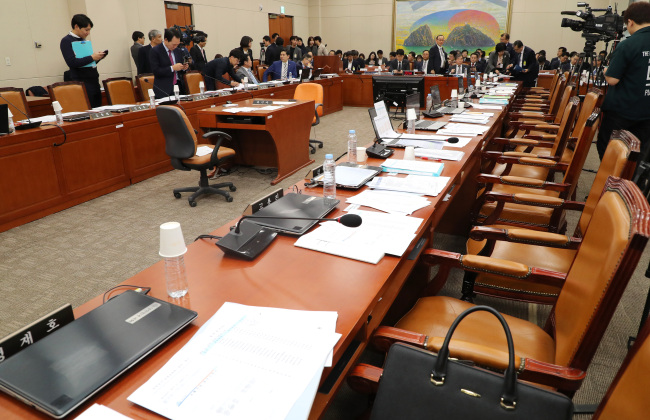 지난 12일 오후 국회에서 열린 정무위원회 금융감독원 국정감사에서 자유한국당 정무위 소속 의원들이 제기한 민병두 위원장 보좌관의 금융위원회 정책전문관으로 특별 채용된 것과 관련해 여야 의원들의 의견이 분분하자 정회를 선언, 자리가 비어 있다.[사진=연합뉴스]
지난 12일 오후 국회에서 열린 정무위원회 금융감독원 국정감사에서 자유한국당 정무위 소속 의원들이 제기한 민병두 위원장 보좌관의 금융위원회 정책전문관으로 특별 채용된 것과 관련해 여야 의원들의 의견이 분분하자 정회를 선언, 자리가 비어 있다.[사진=연합뉴스]