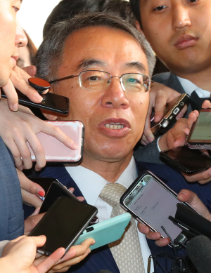 <YONHAP PHOTO-1435> 임종헌 전 법원행정처 차장에 쏠린 관심 (서울=연합뉴스) 김도훈 기자 = 양승태 사법부 시절 사법행정권 남용 의혹의 핵심인물로 꼽히는 임종헌 전 법원행정처 차장이 15일 검찰 조사를 받기 위해 서울 서초구 서울중앙지검에 출석하며 취재진 질문에 답하고 있다. 2012년부터 행정처 기획조정실장과 차장을 연이어 지내며 법원행정처 주요 실무를 총괄한 임 전 차장은 수사 초기부터 이번 사건의 의혹을 풀 핵심인물로 지목됐다.2018.10.15 superdoo82@yna.co.kr/2018-10-15 09:41:50/ <저작권자 ⓒ 1980-2018 ㈜연합뉴스. 무단 전재 재배포 금지.>
<YONHAP PHOTO-1435> 임종헌 전 법원행정처 차장에 쏠린 관심 (서울=연합뉴스) 김도훈 기자 = 양승태 사법부 시절 사법행정권 남용 의혹의 핵심인물로 꼽히는 임종헌 전 법원행정처 차장이 15일 검찰 조사를 받기 위해 서울 서초구 서울중앙지검에 출석하며 취재진 질문에 답하고 있다. 2012년부터 행정처 기획조정실장과 차장을 연이어 지내며 법원행정처 주요 실무를 총괄한 임 전 차장은 수사 초기부터 이번 사건의 의혹을 풀 핵심인물로 지목됐다.2018.10.15 superdoo82@yna.co.kr/2018-10-15 09:41:50/ <저작권자 ⓒ 1980-2018 ㈜연합뉴스. 무단 전재 재배포 금지.>