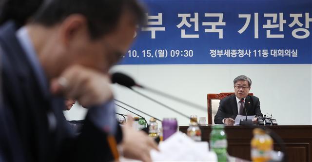 이재갑 고용노동부 장관이 15일 오전 정부세종청사 고용노동부에서 기관장회의를 주재하고 있다. 세계경제 회복으로 주요국들의 고용상황이 최근 2~3년 사이에 빠르게 개선된 반면 한국은 갈수록 어려워져 특단의 대책이 필요한 상황이다.  [연합뉴스]