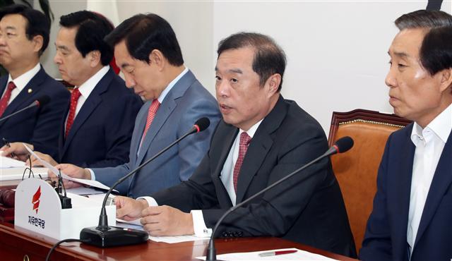<YONHAP PHOTO-1349> 발언하는 김병준 비대위원장 (서울=연합뉴스) 최재구 기자 = 자유한국당 김병준 비상대책위원장이 15일 국회에서 열린 비상대책위원회 회의에서 발언하고 있다. 2018.10.15 jjaeck9@yna.co.kr/2018-10-15 09:15:08/ <저작권자 ⓒ 1980-2018 ㈜연합뉴스. 무단 전재 재배포 금지.>