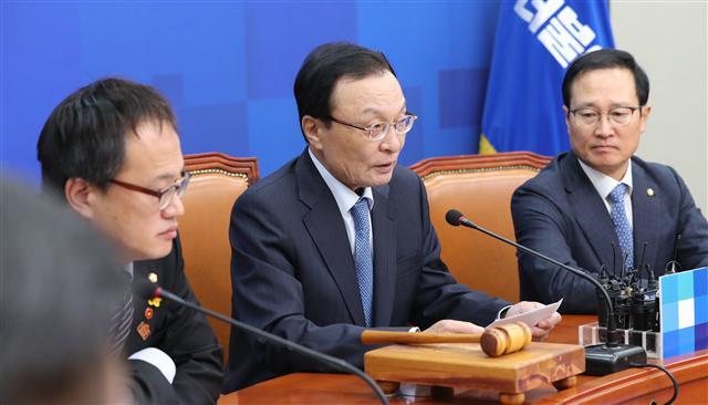 더불어민주당 이해찬 대표가 15일 오전 국회에서 열린 최고위원회의에서 발언하고 있다. (왼쪽) 자유한국당 김병준 비상대책위원장도 이날 국회에서 열린 회의를 주재하고있다. [연합뉴스]