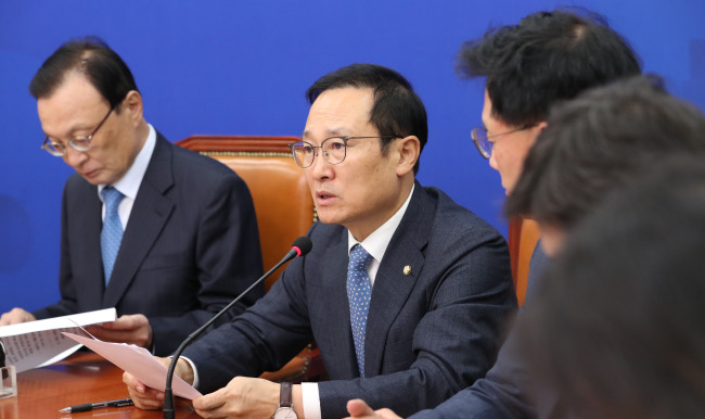 더불어민주당 홍영표 원내대표가 15일 오전 국회에서 열린 최고위원회의에서 발언하고 있다.[사진=연합뉴스]
더불어민주당 홍영표 원내대표가 15일 오전 국회에서 열린 최고위원회의에서 발언하고 있다.[사진=연합뉴스]