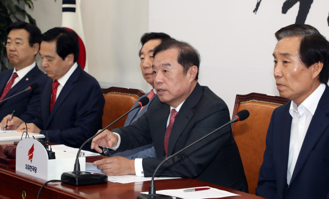 자유한국당 김병준 비상대책위원장이 15일 국회에서 열린 비상대책위원회 회의에서 발언하고 있다.[사진=연합뉴스]
자유한국당 김병준 비상대책위원장이 15일 국회에서 열린 비상대책위원회 회의에서 발언하고 있다.[사진=연합뉴스]