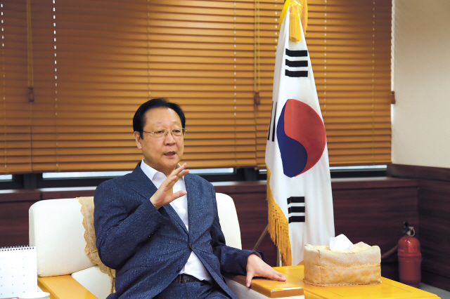 권기홍 동반성장위원회 위원장은 최근 본지와 만나 “주 52시간은 노동시간의 정상화”라고 밝혔다.