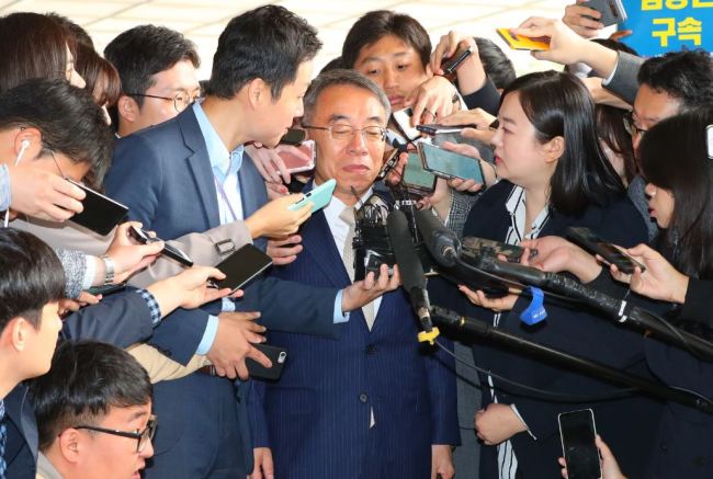 Lim Jong-hun, former deputy chief of the National Court Administration, appears to attend a prosecutorial investigation in front of Seoul Central District Prosecutors’ Office, Monday. (Yonhap)