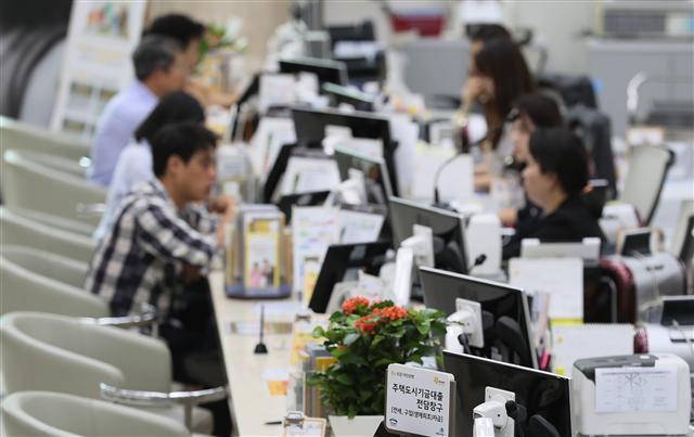 서울 시내 한 은행의 창구.  [연합뉴스]