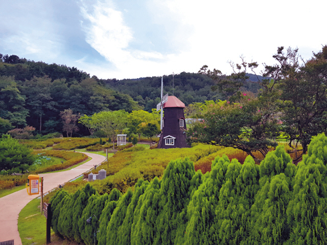 대청호 전경. 대전과 충북 청주, 옥천, 보은 등에 걸쳐 있는 대청호는 둘레가 약 220㎞에 이른다. [제공=한국농어촌공사]