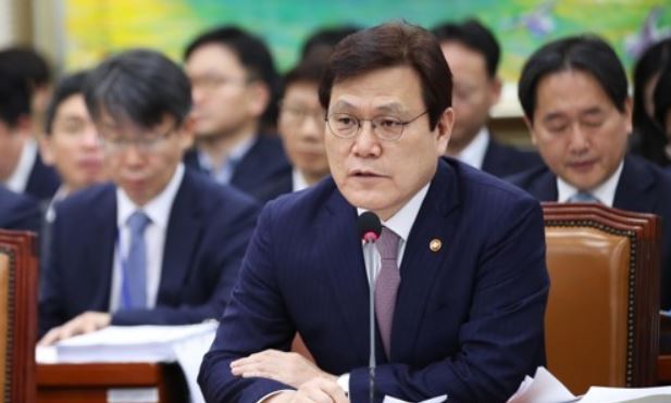 This file photo shows FSC Chairman Choi Jong-ku. (Yonhap)