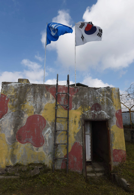 태극기와 유엔기가 지뢰제거 작업이 벌어지고 있는 비무장지대 화살머리고지 GP에서 휘날리고 있다. [사진제공=연합뉴스]