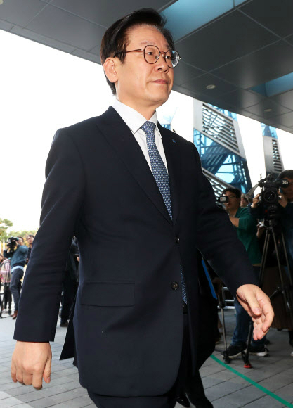이재명 경기도지사가 16일 오후 신체검증을 받기 위해 굳은 표정으로 수원 아주대병원 안으로 들어가고 있다. [수원=연합뉴스]
이재명 경기도지사가 16일 오후 신체검증을 받기 위해 굳은 표정으로 수원 아주대병원 안으로 들어가고 있다. [수원=연합뉴스]