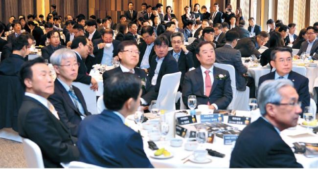 Participants attend the opening ceremony of The Korea Herald Biz Forum: ASEAN and New Asia hosted together by The Korea Herald and the ASEAN-Korea Center at Hotel Shilla in Seoul, Tuesday. From front right are: Aladdin D. Rillo, deputy secretary-general of ASEAN for ASEAN Economic Community; Lee Hyuk, secretary-general of the ASEAN-Korea Center; Sohn Hak-kyu, chairman of the Bareunmirae Party; Kim Hyun-chul, chairman of the Presidential Committee on New Southern Policy; Kwon Chung-won, Herald Corp. CEO; Rep. Kim Byung-joon, chairman of the Liberty Korea Party’s Emergency Committee; and Choi Sun-Mok, president of Hanwha Corp. (Park Hyun-koo/The Korea Herald)