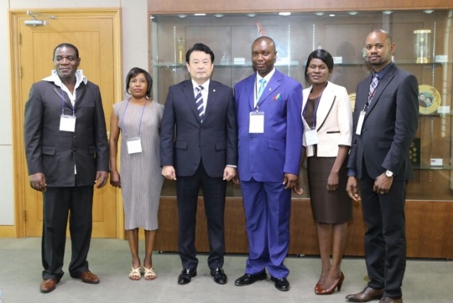 Kim Dai-nyeon (third from left), the former secretary-general of South Korea's National Election Commission, poses with Congolese political activists in August.