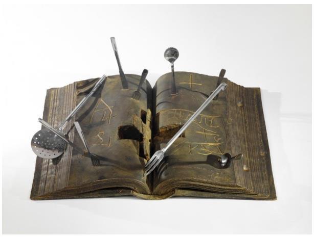 Antoni Tapies, Llibre i coberts, 1996, Bronze and metal, 26.5×69×42cm, Ed. of 1/7 		 [제공=WAP Art Space]