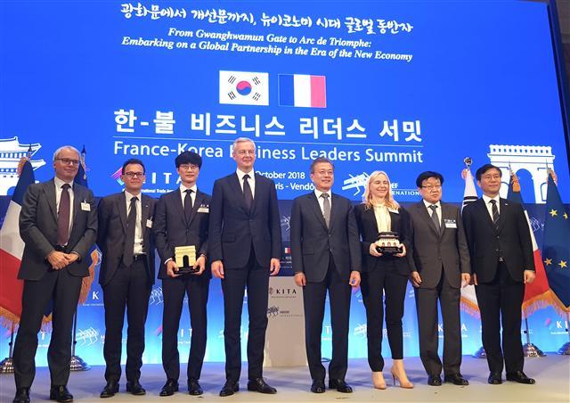 프레데릭 상체스 메데프 인터내셔널 회장(왼쪽부터), 스테판 이스라엘 불한최고경영자클럽 의장, 이해진 네이버 창업주, 브루노 르메흐 경제재정부 장관, 문재인 대통령, 플로렌스 베르젤렌 다쏘시스템 부회장, 김영주 무역협회 회장, 성윤모 산업통상자원부 장관이 기념촬영을 하고 있다.