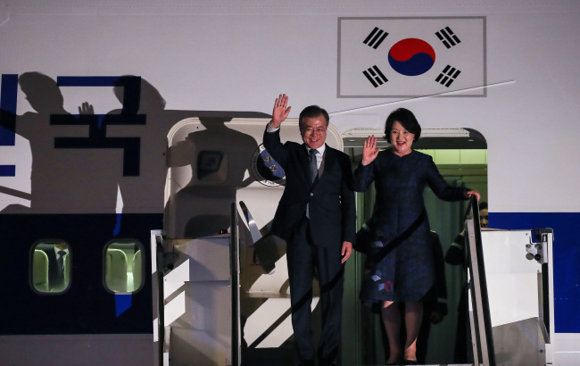 South Korean President Moon Jae-in and First Lady Kim Jung-sook arrives in Rome, Italy (Yonhap)