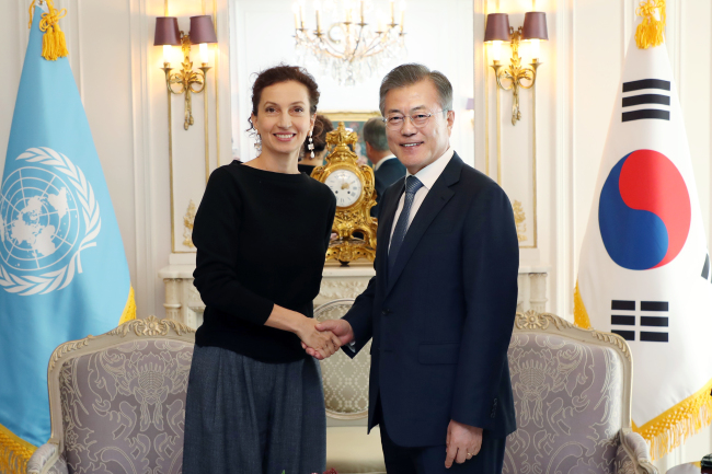 South Korean President Moon Jae-in (right) and UNESCO Director-General Audrey Azoulay shaking hands(Yonhap)