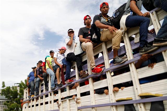 <YONHAP PHOTO-1343> Honduran migrants, part of a caravan trying to reach the U.S., are pictured on a truck during a new leg of their travel in Chiquimula , Guatemala October 16, 2018. REUTERS/Edgard Garrido/2018-10-17 08:20:50/ <저작권자 ⓒ 1980-2018 ㈜연합뉴스. 무단 전재 재배포 금지.>