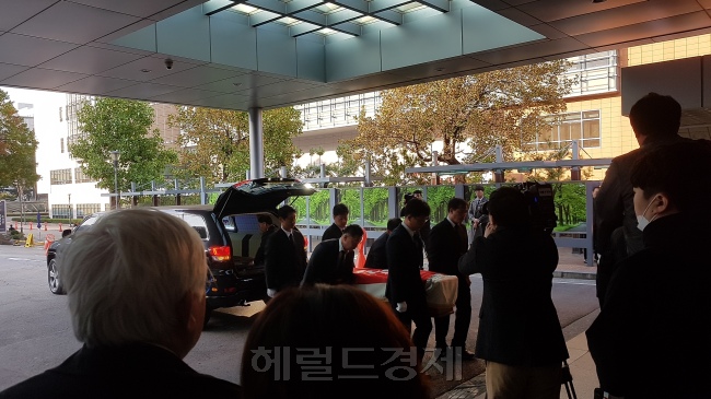고(故) 임일진 감독의 시신이 담긴 관이 서울성모병원 장례식장으로 이동하는 모습을 임 씨의 아버지가 바라보며 오열하고 있다. [사진=유오상 기자/osyoo@heraldcorp.com]