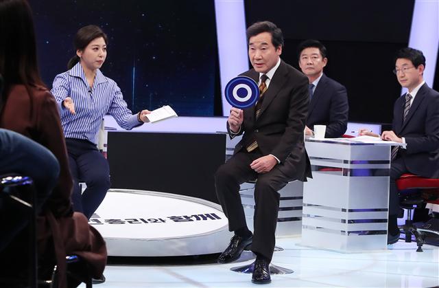 이낙연 국무총리가 17일 새벽 방송된 MBC ‘100분 토론’ 800회 특집에 출연해 발언하고 있다. 이 총리는 차기 대권 도전에 대한 질문에 “총리가 대통령께서 하시는 일 보필해야 할 처지에 자기 영업을 조금이라도 생각한다면 안되는 것”이라고 말했다.
[제공=총리실]