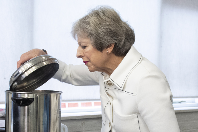 <YONHAP PHOTO-4294> epaselect epa07094465 British Prime Minister Theresa May pours hot water during a meeting at a social group in from a charity working to combat loneliness at the launch of the first loneliness strategy in Vauxhall, London, Britain, 15 October 2018. EPA/FACUNDO ARRIZABALAGA/POOL/2018-10-15 23:06:37/ <저작권자 ⓒ 1980-2018 ㈜연합뉴스. 무단 전재 재배포 금지.>
<YONHAP PHOTO-4294> epaselect epa07094465 British Prime Minister Theresa May pours hot water during a meeting at a social group in from a charity working to combat loneliness at the launch of the first loneliness strategy in Vauxhall, London, Britain, 15 October 2018. EPA/FACUNDO ARRIZABALAGA/POOL/2018-10-15 23:06:37/ <저작권자 ⓒ 1980-2018 ㈜연합뉴스. 무단 전재 재배포 금지.>