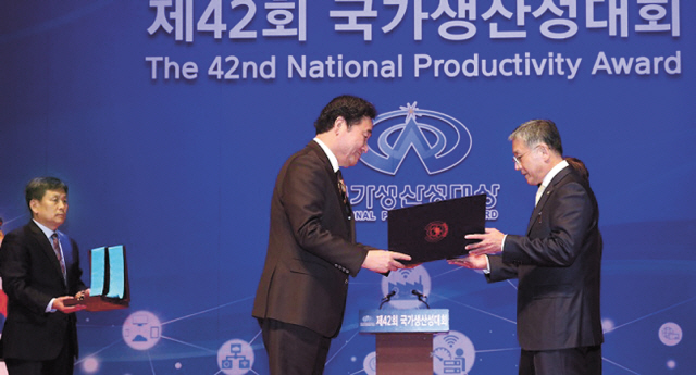 서울 삼성동 코엑스에서 16일 열린 ‘제42회 국가생산성대회’에서 오뚜기 함영준 회장(오른쪽)이 이낙연 국무총리로부터 금탑산업훈장을 받고 있다.