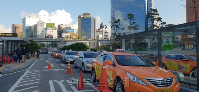 [카카오 카풀사업 진출에 반대하는 전국 택시업계 종사자들이 택시 운행을 중단한 18일 서울역 앞 택시 승차장소 모습. 운행 중인 택시들이 줄지어 서 있다. 김유진 기자/kacew@heraldcorp.com]