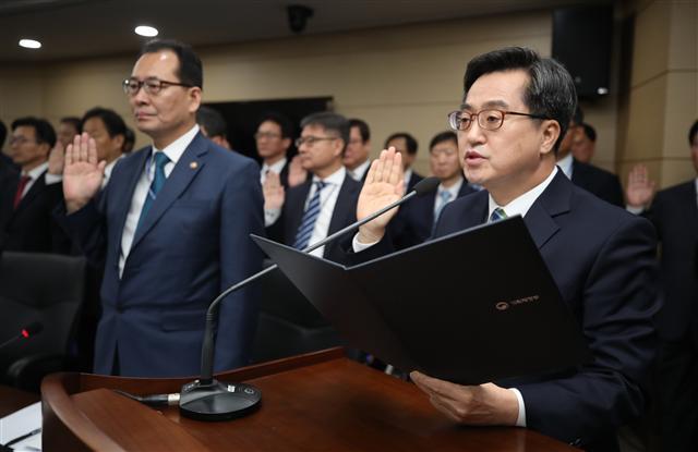 김동연 경제부총리 겸 기획재정부 장관이 18일 정부세종청사에서 열린 국회 기획재정위원회의 기재부 국정감사에서 선서하고 있다. 이날 기재부 국감에서는 일자리 부진과 소득분배 악화 등 소득주도성장 정책의 실효성에 대한 여야간 공방이 펼쳐졌다.  [연합뉴스]