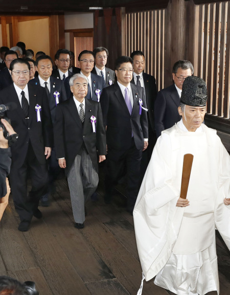 일본 여야 의원들이 18일 오전 야스쿠니 신사를 집단 참배하고 있다. [제공=연합뉴스]