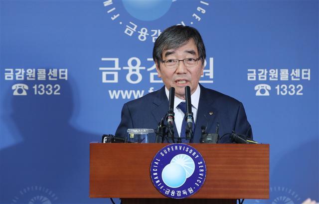 윤석헌 금융감독원장이 17일 서울 여의도 금감원 기자실에서 금융회사 준법감시 업무 담당 인력을 전체 임직원 수의 1% 이상으로 늘릴 것을 권고하는 내용의 금융기관 내부통제 제도 혁신방안 발표에 앞서 태스크포스(TF) 관계자를 소개하고 있다. [연합뉴스]
