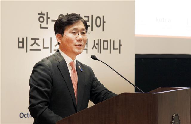 성윤모 산업통상자원부 장관이 17일(현지시간) 이탈리아 로마 생레지스호텔에서 열린 ‘한-이탈리아 비즈니스 협력 세미나에서 격려사를 하고 있다.  [연합뉴스]