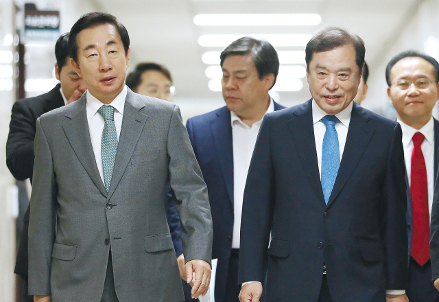 자유한국당 김병준 비상대책위원장(오른쪽)과 김성태 원내대표 등 의원들이 18일 오전 국회에서 열린 비상대책위원회의에 입장하고 있다.  [연합뉴스]